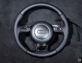 Перетяжка руля автомобиля Ауди натуральной кожей, боковые вставки псевдоперфорация